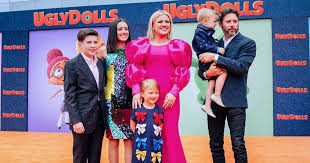 The winner of american idol's first season, later a hugely successful crossover pop star. Kelly Clarkson Kids Meet The The Voice Coach S Children