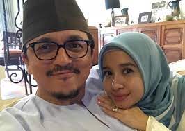 Previously, the two were already rumoured to be in a relationship after photos of them cycling together were uploaded by their friends on instagram. Local Businessman Engku Emran And Indonesian Actress Laudya Cynthia Bella Divorce The Star