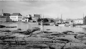 Elegante Sur Les Rochers De Lesconil Devant L Hotel Du Port Annees 30 Hotel Du Port Finistere Hotel