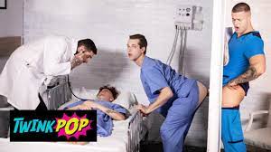 TWINKPOP - Enfermera Twink Benjamin Blue Chupa Clark La Gran Polla De  Delgaty a Través De un Gloryhole - Pornhub.com