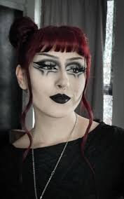 Graphic Liner Goth