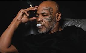 VIDEO: Mike Tyson fuma marihuana durante firma de contrato para enfrentar a  Roy Jones Jr