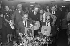 Jules de corte kwam in contact met een ander leven dan het traditionele kloosterbestaan. File Sylvian Poons Links En Jules De Corte Rechts Kregen Gouden Plaat Bestanddeelnr 920 6814 Jpg Wikimedia Commons