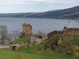 Znajduje się w szkockich górach, ma powierzchnię 56,4 km2, o długości 35 km i szerokości 1,5 km. Zdjecia Loch Ness Highlands Zamek Urquhart Nad Loch Ness Szkocja