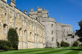 El castillo de windsor reabrirá el 8 de agosto el jardín de la terraza este del complejo al público después de que el rey jorge iv lo cerrara tras su construcción entre 1824 y 1826 junto a los nuevos aposentos reales. Los Secretos Y Maravillas Del Castillo De Windsor La Fortaleza Donde Isabel Ii Se Refugia Del Coronavirus