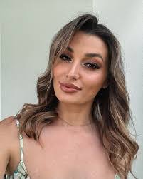 Laura Bland's Instagram, Twitter & Facebook