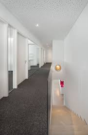 Eine akustikdecke ist im bauwesen ein meist horizontal angeordnetes bauteil mit hoher akustischer absorptionsfähigkeit zur verbesserung der raumakustik durch senken der nachhallzeit. Treppenaufgang Gang Teppich Akustikdecke Weiss Akustikdecke Treppen Design Akustik