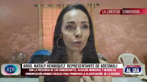 ABOGADA NATALY HENRIQUEZ REPRESENTANTE DE ADESMALI CON LA PRESENCIA DE LOS  COMERCIANTES, ALCALDÍA MUNICIPAL Y MEDIOS DE COMUNICACIÓN UNIMOS FUERZAS  PARA PROMOVER LA CLASIFICACIÓN DE LA BASURA.
