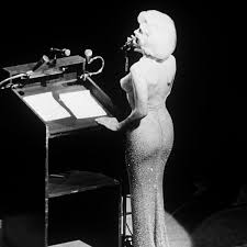 Questo splendido abito presenta un scollo a v con gonna a matita aderente, maniche lunghe, ampia frangia in raso alla gonna, bottoni rivestiti in. Marilyn Monroe S Happy Birthday Mr President Dress Sells For Record 4 8m Marilyn Monroe The Guardian