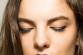How to use liquid eyeliner for beginners. 9 Eyeliner Tricks That Will Change Your Life Or At Least Save You Time Glamour