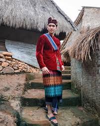 Selain itu, ada pakaian khas dari suku madura yakni baju pesa'an. 12 Pesona Aktor Ganteng Kenakan Baju Adat Cakep Maksimal