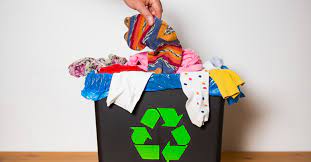 Comment faire en sorte que ces textiles boudés ou quelque peu usés ne autre option, le dépôt dans des bornes de collecte : Vetements Ne Les Jetez Pas A La Poubelle