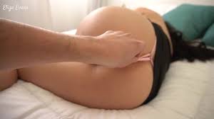 la amiga de mi hijastra se queda en casa despues de la fiesta y la follo en  la cama por culona