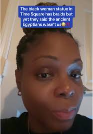 La estatua de mujer negra en Times Square impacta