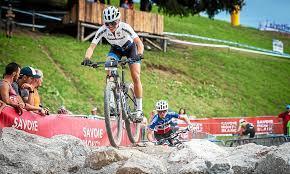 But france's loana lecomte proved that her decision to compete in the elite class was the right one and won the 2021 albstdat xco world. Vtt Loana Lecomte Imperiale Aux Gets Les Bretonnes Placees Video Vtt Le Telegramme