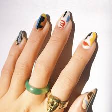 15 Stunning Oval Nail Designs To Try In 2021 The Trend Spotter The ring is a claddagh ring.