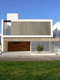 Ilustración de fachada de una casa moderna con terraza y más. Diseno De Moderna Casa De Dos Pisos Imponente Fachada Y Uso De Patio Central Para Iluminar Y Ventilar Planos De Arquitectura