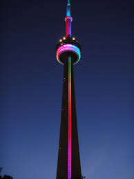 The Cn Tower Lit Up In A Rainbow To Celebrate The Pride Parade In Toronto La Tour Illuminee En Arc En Ciel Pour Celebrer Tower Light Iconic Landmarks Tower