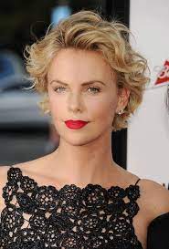 Charlize Theron Avec Les Cheveux Courts Et Ondules En 2020 Cheveux Courts Qui Repoussent Coiffures Cheveux Ondules Cheveux Qui Repoussent