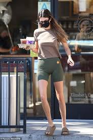 He hit the town with both kendall jenner and kylie jenner on saturday night, just a few days after his team failed to qualify for the nba playoffs. Kendall Jenner Looks Casual As She Grabs Coffee With Her Nba Beau Devin Booker Daily Mail Online