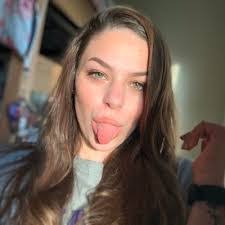 Emily Akers's Instagram, Twitter & Facebook