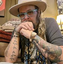 Hi! I have a Sterling SUB Silo3 guitar and want to (ex-)change the WHOLE  chrome tremolo/bridge for a BLACK one! As I have just learned from Guil  Halstead's post (Link see below),