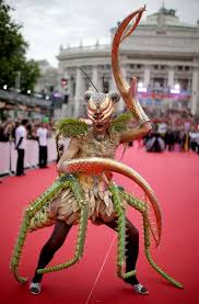 Life Ball 2014 Die Schragsten Kostume Aus Dem Garten Der Luste World Of Wearable Art Cool Costumes Weird Fashion