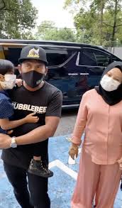 Berikut kami paparkan beberapa foto terkini sarah raisuddin bersama keluarga bahagiannya. Siti Sarah Macam Hamil Netizen Kosmo Digital
