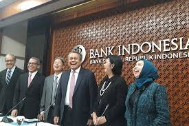 Gubernur bank indonesia (bi), perry warjiyo mengatakan, bi memutuskan untuk menurunkan suku bunga acuan sebesar 25 basis poin menjadi 4,25 persen. Pangkas Suku Bunga 3 Kali Bi Minta Bank Segera Turunkan Bunga Kredit