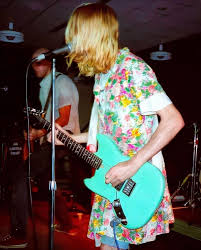 He wore an array of loose and oversized clothing which represents the grunge era of. Kurt Cobain Con Vestido Kurt Cobain Kurt And Courtney Kurt Cobain Dress