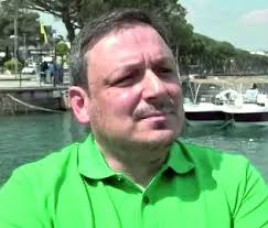 Si spaccia per manager di Amazon: «Prima incassa i soldi, poi sparisce»