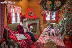 Città, date e luoghi dove trovare santa claus e il suo villaggio, per festeggiare il natale alla ricerca degli ultimi regali. I Villaggi E Le Case Di Babbo Natale Piu Belle In Italia