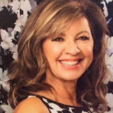 The “Queen of Christmas” delivered with a magical holiday spectacle  supported by fine musicians and energetic dancers. Mariah's five-octave  vocal range and whistle tones were