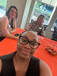 In November, The Ashford of Grove City team hosted a “Meet our ED” event to  introduce new Executive Director, Kia Singleton-Yusif, to community members  and in-house partners. We were grateful for a