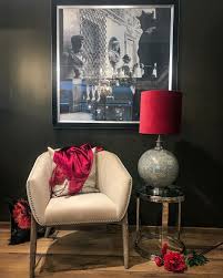 Farbakzente Wie Leuchtendes Rot Vertreiben Langeweile Und Bringen Leben In Deine Vier Wande Kombiniert Mit Hellem Beige Und Silber Entsteht Eine Einzigartige K