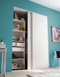 Permettant d'optimiser l'espace, ce système est idéal pour couper deux pièces, fermer un bureau ou même un dressing. Des Portes Coulissantes Pour Le Dressing Leroy Merlin