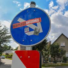 Referendar sascha lobo doziert über die tücken der sozialen medien. Faschismus Fruher Oder Spater Wird Es Todlich Podcast Der Spiegel