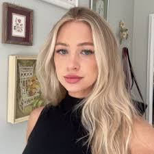 Mary Glasheen's Instagram, Twitter & Facebook