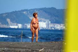 Oma am FKK Strand - Oma Porno Foto