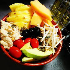 Hello Miammm Un Buddha Bowl Quinoa Haricots Mungo Avocat Tomates Cerises Houmous Olives Noires Ananas Et Melon Charentais Buddha Bowl Food Quinoa