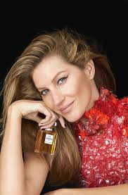 Looking for holiday email marketing campaign ideas? Chanel N 5 Gets Travel Sized Makeover For Christmas Duty Free Hunter Duty Free Hunter