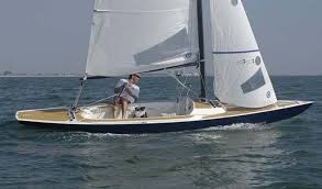 Sans Sacrifier Au Cote Pratique Le Sc 20 Compte Parmi Les Plus Elegants Petits Quillards Jamais Construits Boat Design Classic Sailing Sailing Yacht