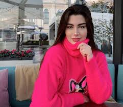 وخرجت نجمة منصات التواصل الاجتماعي في فيديو قصير عبر أحد حساباتها الرسمية على الإنترنت، والذي يعد ظهورها الأول بعد فترة وجيزة من الغياب واعتزالها حساباتها جراء حزنها على وفاة والدتها الراحلة. Ø­Ø²Ù† Ø¹Ø§Ø±Ù… Ø¨Ø¹Ø¯ ÙˆÙØ§Ø© ÙˆØ§Ù„Ø¯Ø© Ø±ÙˆØ§Ù† Ø¨Ù† Ø­Ø³ÙŠÙ† Ø´Ø§Ù‡Ø¯ ØµØ­Ø§ÙØ© Ø§Ù„Ø¬Ø¯ÙŠØ¯ Ø§Ø®Ø¨Ø§Ø± Ø¹Ø±Ø¨ÙŠØ©