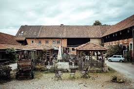 Die Ernstfarm In Coburg Ist Die Perfekte Hochzeitslocation In Oberfranken Fur Ausgelassene Hochz Rustikale Scheunenhochzeit Hochzeitslocation Hochzeitsfotograf