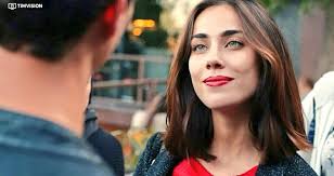 Questa scena, qualunque sia la versione o la lingua, è sempre ICONIC!  Edoardo Incanti già sotto un treno per Queen Eleonora Sava 🌹♥️👑 Vi è  piaciuta?