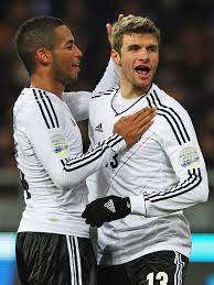 Dennis aogo is a german former professional footballer who played as a left back and midfielder. Aogo Ich Fuhle Mich Generell Sehr Wohl In Hamburg Dfb Deutscher Fussball Bund E V