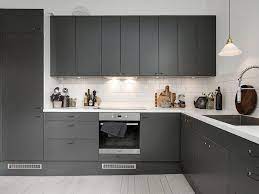 Eğer ahşap dolaplara sahip bir mutfak için mutfak boya renkleri aranıyorsa, uyum sağlayacak en iyi renk bej tonlarında olacaktır. Gri Mutfak Dolabina Ne Renk Tezgah Tercih Etmelisiniz