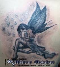 Tato peri adalah salah satu desain tato paling populer di kalangan wanita saat ini. Tato Peri Bersayap Arumi Gambar