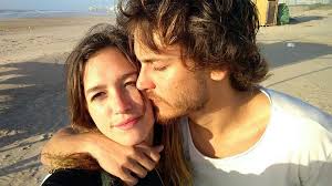 Es una actriz, cantante, modelo y diseñadora argentina. Candela Vetrano Publico Una Foto Intima Y En La Cama Con Su Novio Andres Gil Infobae