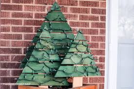 30 beautifully inventive diy christmas decorations. Diy Lighted Outdoor Christmas Tree